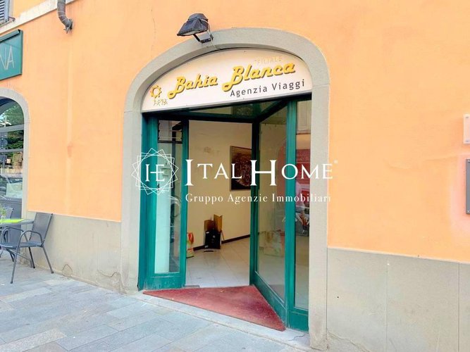 AFFITTASI NEGOZIO CON VETRINE IN PIAZZA. S.ANNA Bergamo