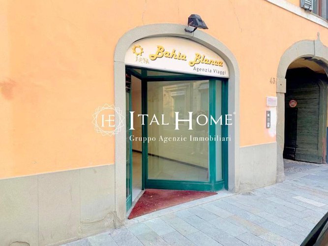 AFFITTASI NEGOZIO CON VETRINE IN PIAZZA. S.ANNA Bergamo