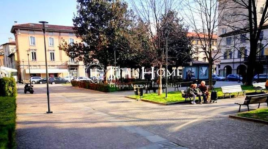 AFFITTASI NEGOZIO CON VETRINE IN PIAZZA. S.ANNA Bergamo