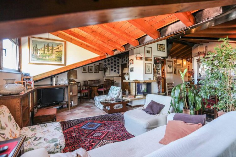 Accogliente mansarda con travi a vista e camino. Bergamo