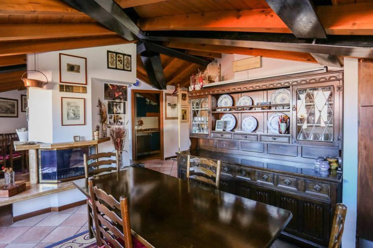 Accogliente mansarda con travi a vista e camino. Bergamo