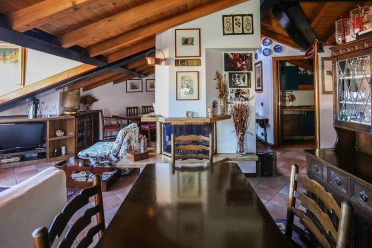 Accogliente mansarda con travi a vista e camino. Bergamo