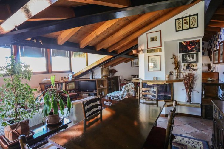 Accogliente mansarda con travi a vista e camino. Bergamo