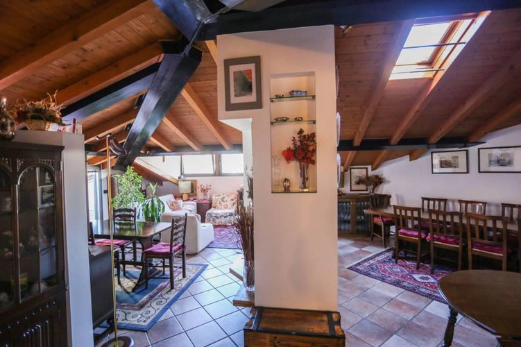 Accogliente mansarda con travi a vista e camino. Bergamo