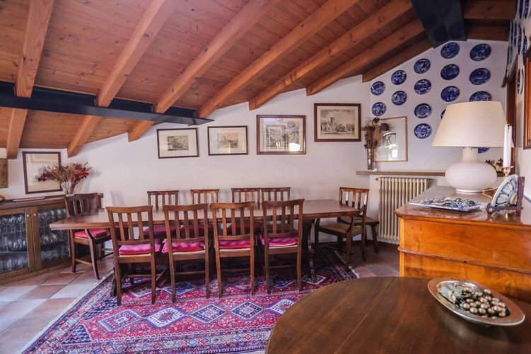 Accogliente mansarda con travi a vista e camino. Bergamo