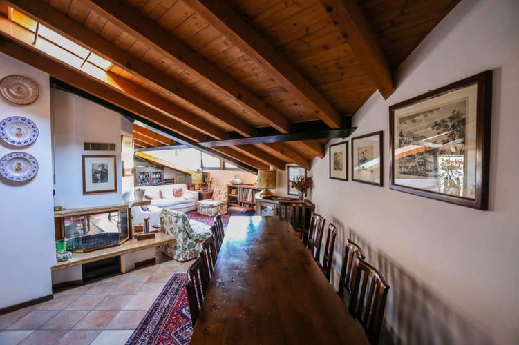 Accogliente mansarda con travi a vista e camino. Bergamo