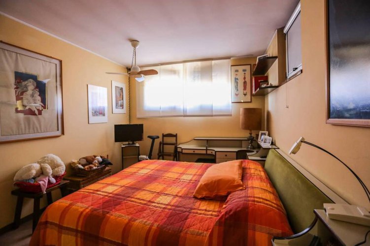 Accogliente mansarda con travi a vista e camino. Bergamo