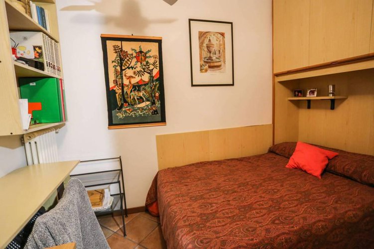 Accogliente mansarda con travi a vista e camino. Bergamo