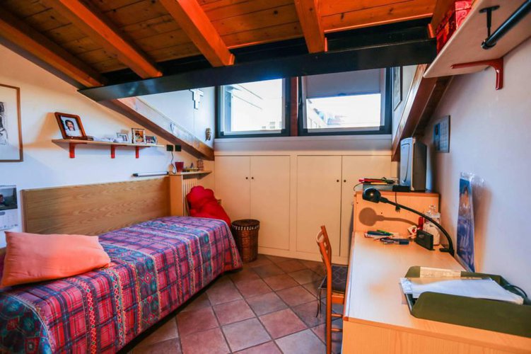 Accogliente mansarda con travi a vista e camino. Bergamo