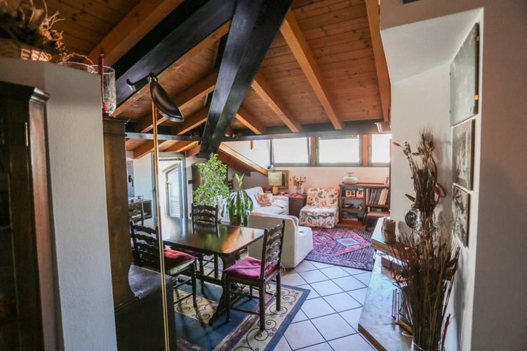 Accogliente mansarda con travi a vista e camino. Bergamo