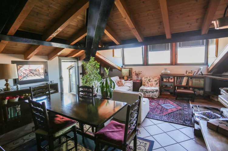 Accogliente mansarda con travi a vista e camino. Bergamo