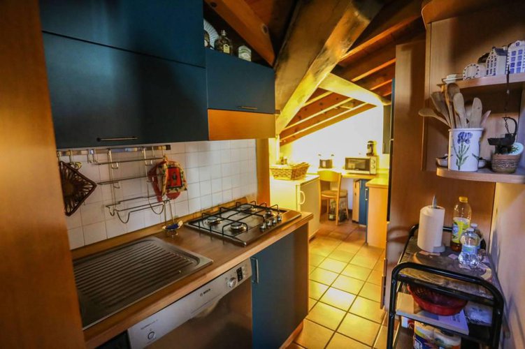 Accogliente mansarda con travi a vista e camino. Bergamo