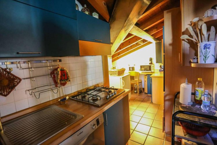 Accogliente mansarda con travi a vista e camino. Bergamo