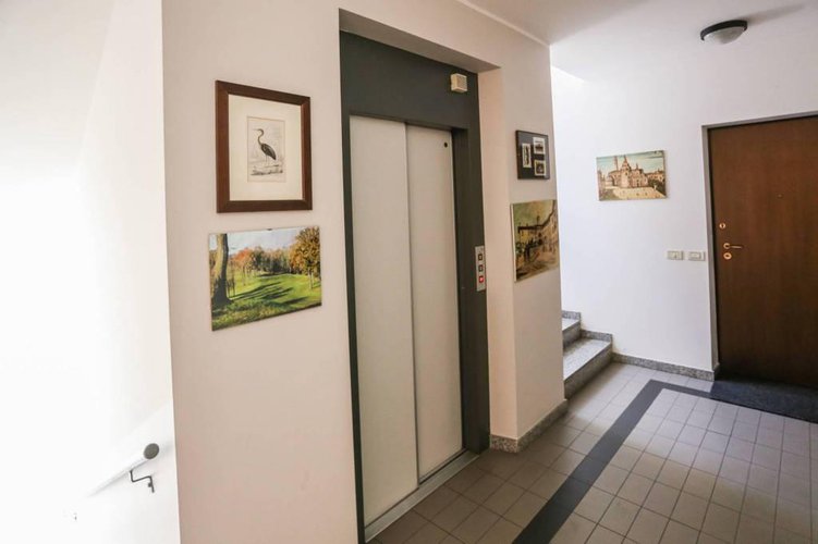 Accogliente mansarda con travi a vista e camino. Bergamo