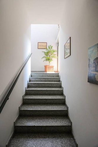 Accogliente mansarda con travi a vista e camino. Bergamo