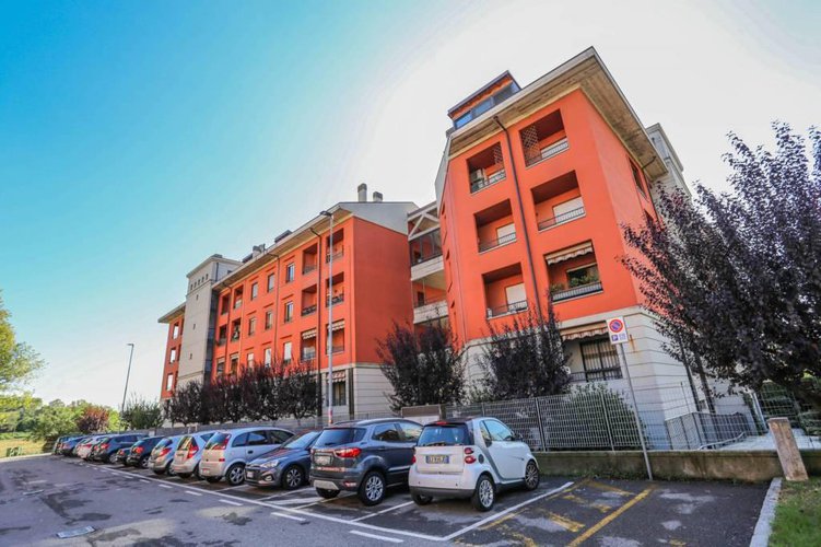 Accogliente mansarda con travi a vista e camino. Bergamo