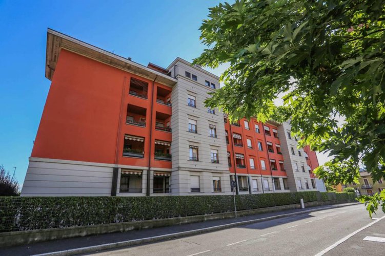 Accogliente mansarda con travi a vista e camino. Bergamo