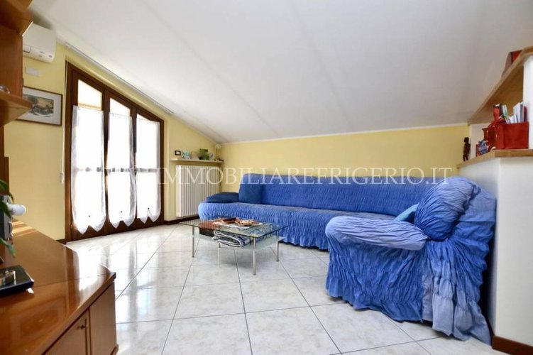 Trilocale ultimo piano con doppi servizi, box e posto auto Bonate Sopra