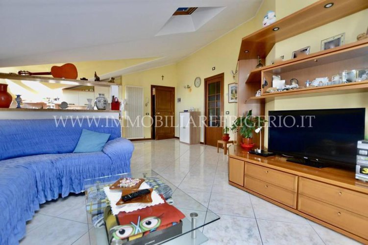 Trilocale ultimo piano con doppi servizi, box e posto auto Bonate Sopra