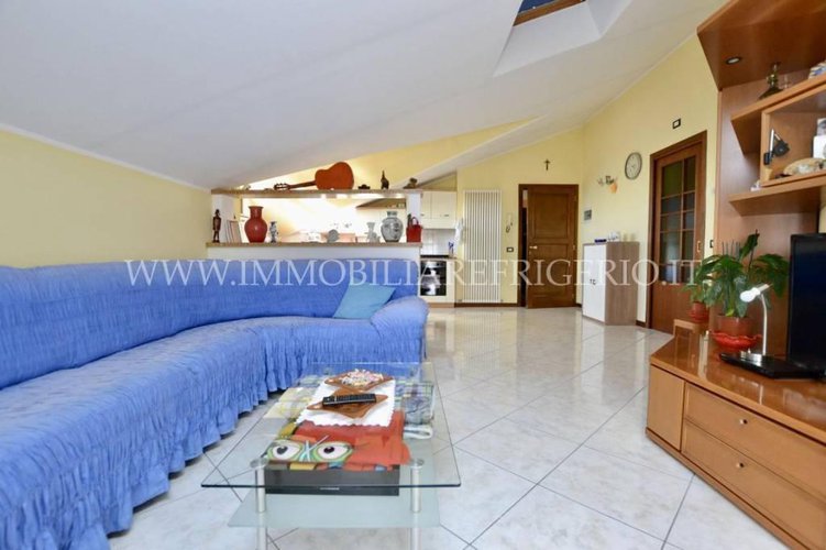 Trilocale ultimo piano con doppi servizi, box e posto auto Bonate Sopra