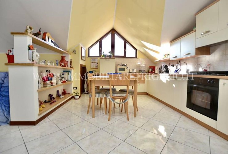 Trilocale ultimo piano con doppi servizi, box e posto auto Bonate Sopra