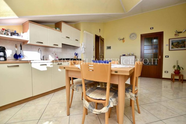 Trilocale ultimo piano con doppi servizi, box e posto auto Bonate Sopra