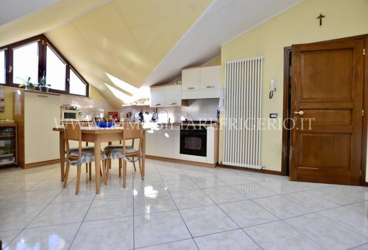 Trilocale ultimo piano con doppi servizi, box e posto auto Bonate Sopra