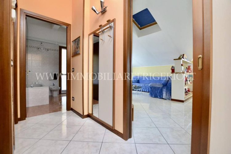 Trilocale ultimo piano con doppi servizi, box e posto auto Bonate Sopra