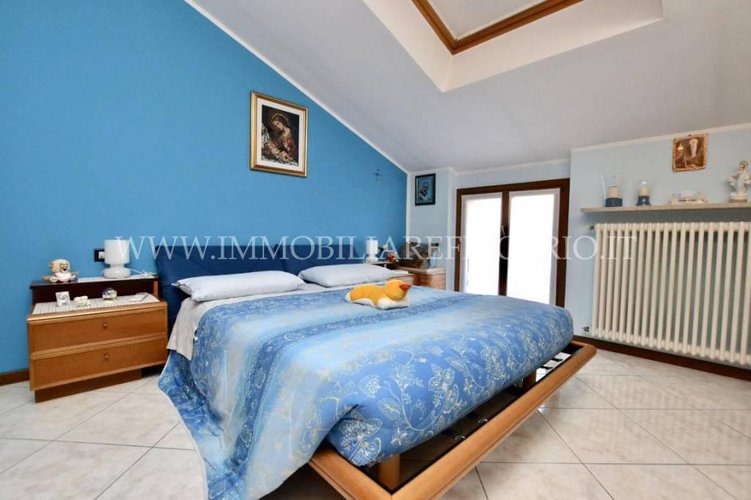 Trilocale ultimo piano con doppi servizi, box e posto auto Bonate Sopra