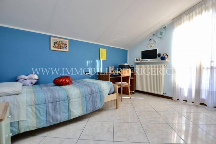 Trilocale ultimo piano con doppi servizi, box e posto auto Bonate Sopra