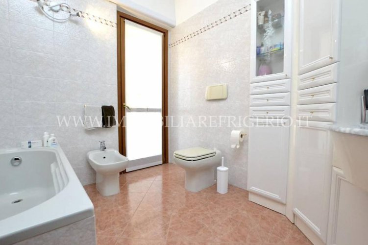 Trilocale ultimo piano con doppi servizi, box e posto auto Bonate Sopra