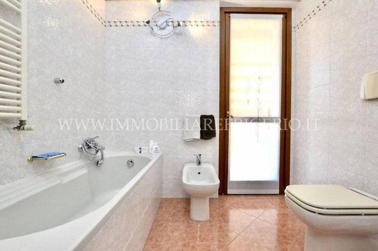 Trilocale ultimo piano con doppi servizi, box e posto auto Bonate Sopra