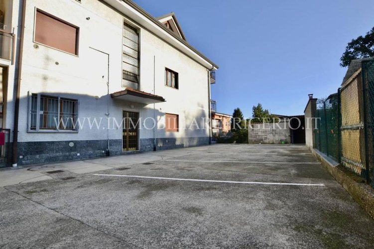 Trilocale ultimo piano con doppi servizi, box e posto auto Bonate Sopra