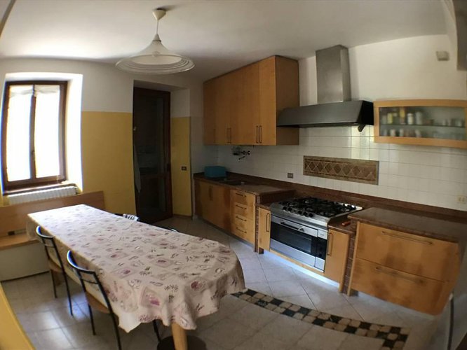 INTERO FABBRICATO INDIPENDENTE COMPLETAMENTE RISTRUTTURATO. Cene