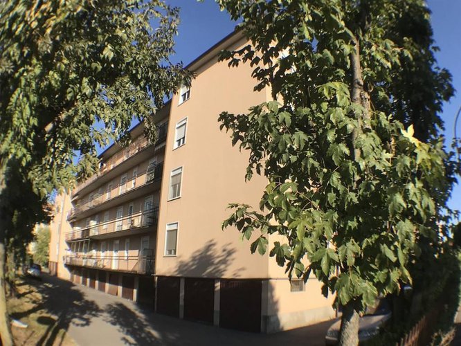 € 110.000 AMPIO TRILOCALE CIRCONDATO DAL VERDE CON GARAGE. Stezzano