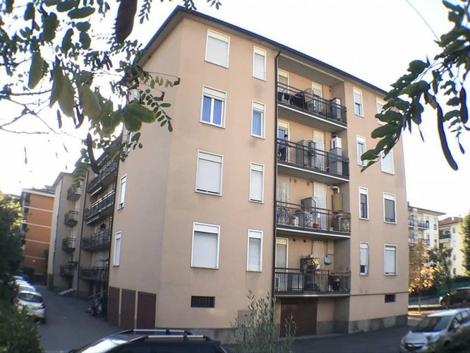 € 110.000 AMPIO TRILOCALE CIRCONDATO DAL VERDE CON GARAGE. Stezzano