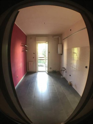 € 110.000 AMPIO TRILOCALE CIRCONDATO DAL VERDE CON GARAGE. Stezzano