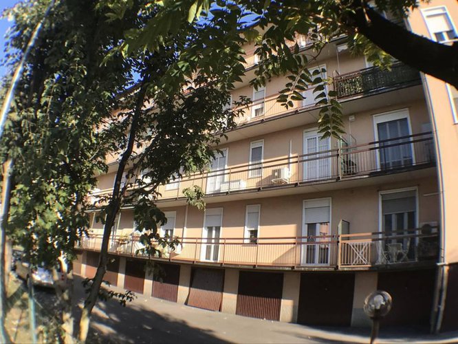 € 110.000 AMPIO TRILOCALE CIRCONDATO DAL VERDE CON GARAGE. Stezzano