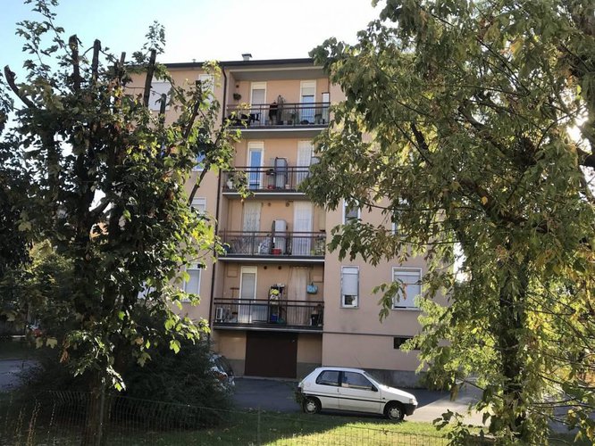 € 110.000 AMPIO TRILOCALE CIRCONDATO DAL VERDE CON GARAGE. Stezzano