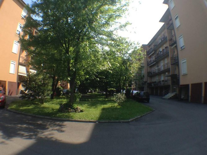 € 110.000 AMPIO TRILOCALE CIRCONDATO DAL VERDE CON GARAGE. Stezzano