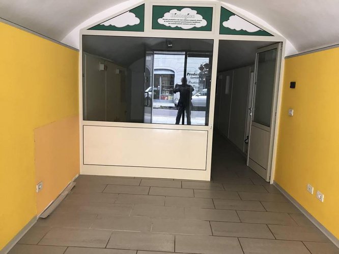 CENTRALISSIMO NEGOZIO CON CANNA FUMARIA E LABORATORIO NUOVO.