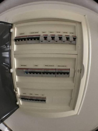 CENTRALISSIMO NEGOZIO CON CANNA FUMARIA E LABORATORIO NUOVO. Bergamo