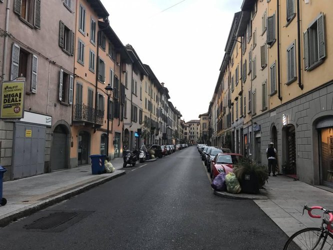 CENTRALISSIMO NEGOZIO RISTRUTTURATO CON CANNA FUMARIA. Bergamo