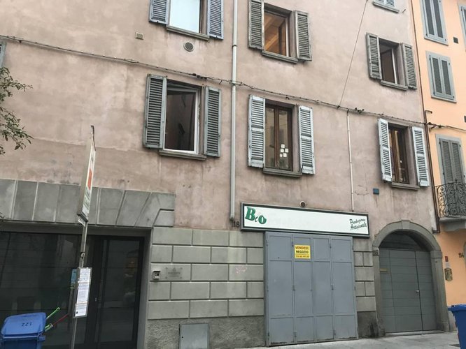 CENTRALISSIMO NEGOZIO RISTRUTTURATO CON CANNA FUMARIA. Bergamo