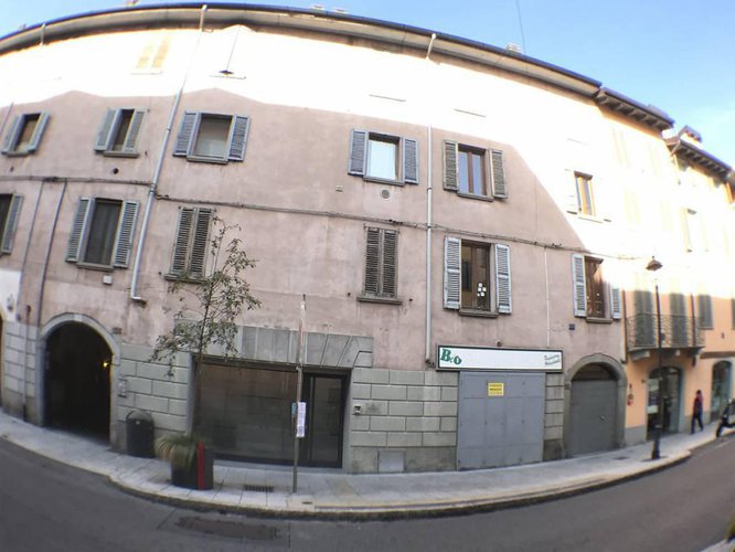 CENTRALISSIMO NEGOZIO RISTRUTTURATO CON CANNA FUMARIA. Bergamo