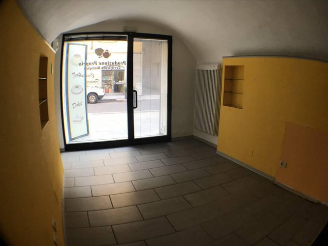 CENTRO STORICO NEGOZIO RISTRUTTURATO CON CANNA FUMARIA!!!! Bergamo