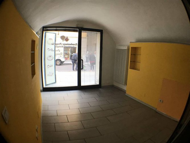 CENTRO STORICO NEGOZIO RISTRUTTURATO CON CANNA FUMARIA!!!! Bergamo