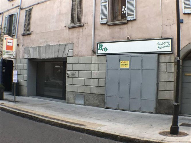 CENTRO STORICO NEGOZIO RISTRUTTURATO CON CANNA FUMARIA!!!! Bergamo
