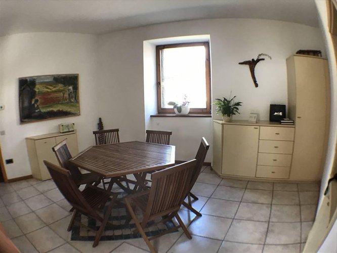 INTERA PALAZZINA INDIPENDENTE TOTALMENTE RIMODERNATA. Cene