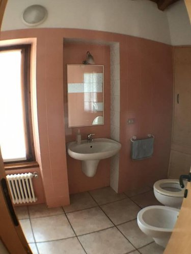 INTERA PALAZZINA INDIPENDENTE TOTALMENTE RIMODERNATA. Cene